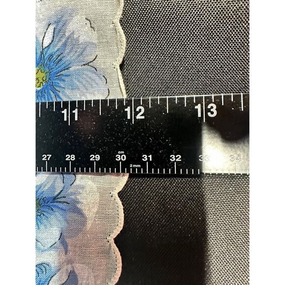 Vintage Dogwood Floral Cluster Blue And White Scalloped Edge Handkerchief 1960s - Picture 6 of 6